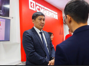 Нас посетили заместитель Председателя Правительства РС(Я) Семенов Анатолий Аскалонович и министр образования и науки РС(Я) Соколова Нюргуна Афанасьевна.